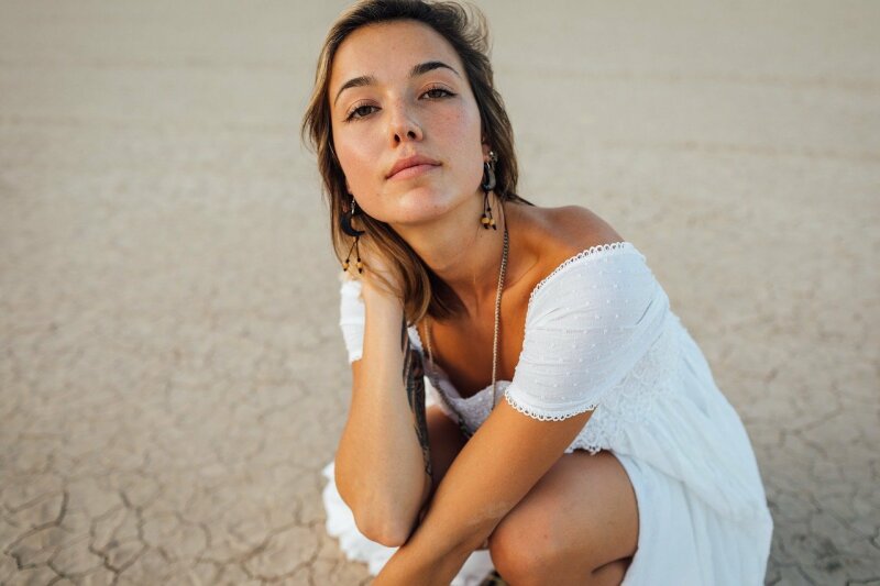 Sukienka na wesele boho – absolutny must have każdego przyjęcia w stylu rustykalnym